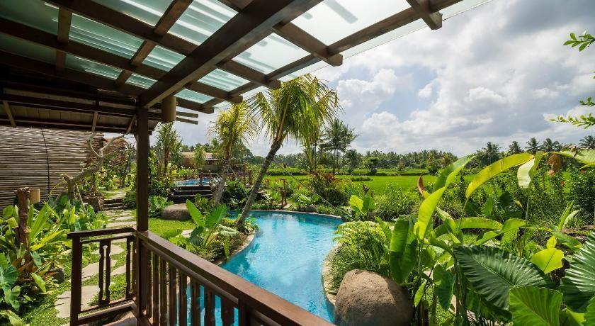 Sicht vom Balkon auf den Pool